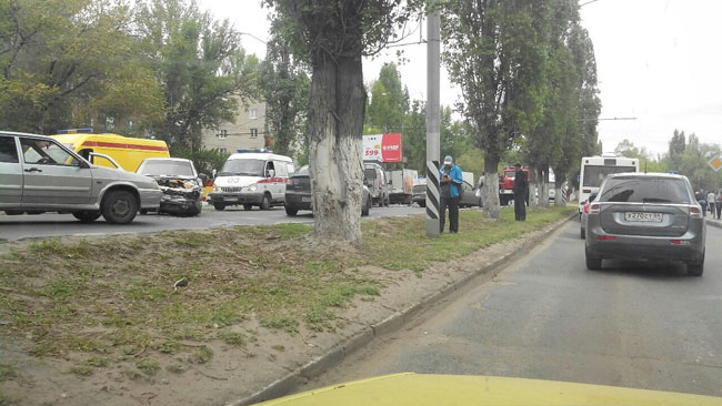 На проспекте Строителей столкнулись 4 автомобиля и автобус