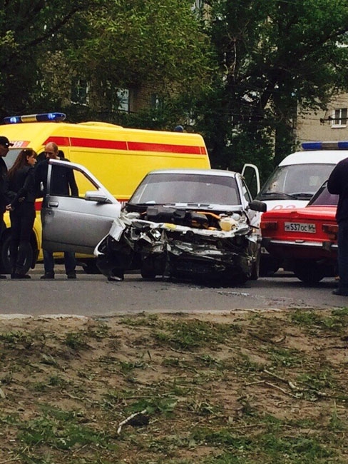 На проспекте Строителей столкнулись 4 автомобиля и автобус