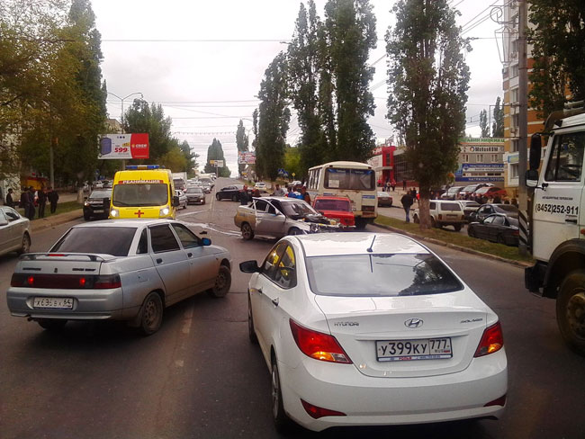 На проспекте Строителей столкнулись 4 автомобиля и автобус