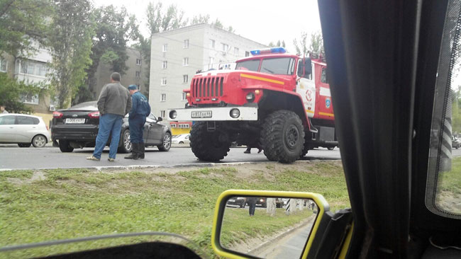 На проспекте Строителей столкнулись 4 автомобиля и автобус