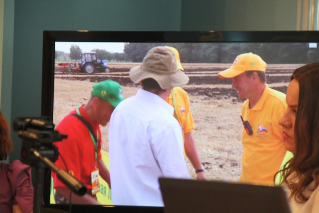 Ирландец научил российских пахарей налаживать плуги