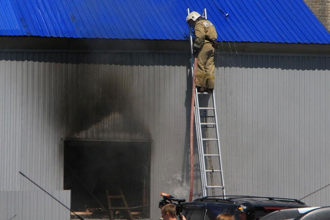 Пожар на СТО в центре Саратова повредил автомобили