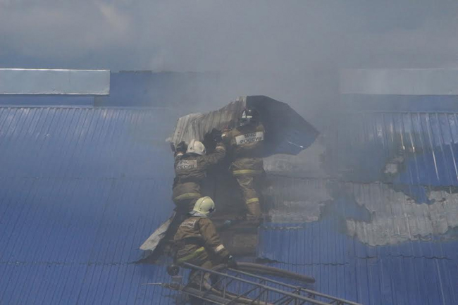 Пожар на СТО в центре Саратова повредил автомобили