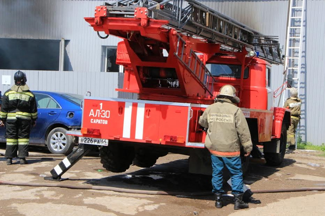 Пожар на СТО в центре Саратова повредил автомобили