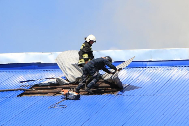 Пожар на СТО в центре Саратова повредил автомобили