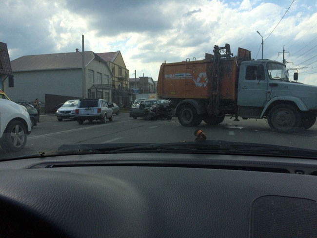 Мусоровоз протаранил автомобиль с гражданами Австрии