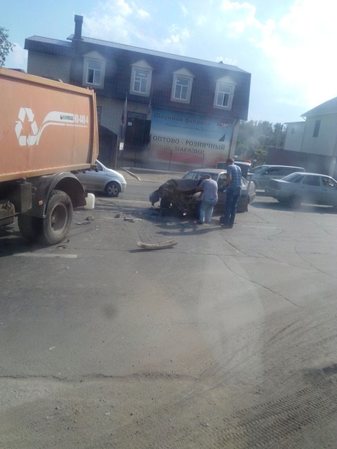 Мусоровоз протаранил автомобиль с гражданами Австрии