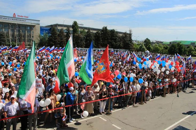 Ярмарка на театральной площади красноярск. Мероприятия на театральной площади. Флаг россии новосибирск. Парад 9 мая саратов. Сквер на площади юности комсомольск на амуре.