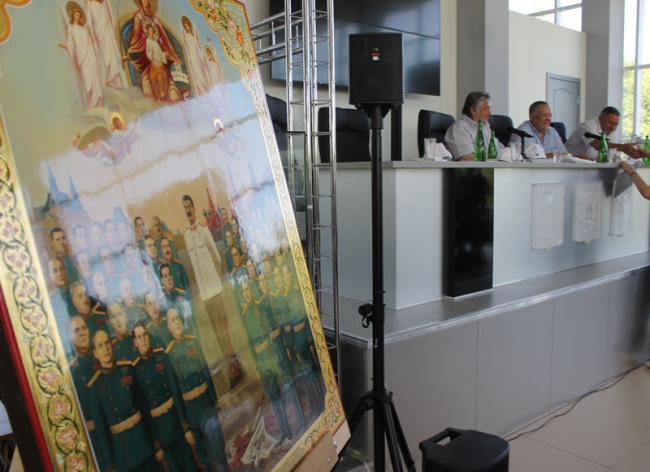 Проханов обвинил журналиста в «богохульстве» за вопрос про икону со Сталиным