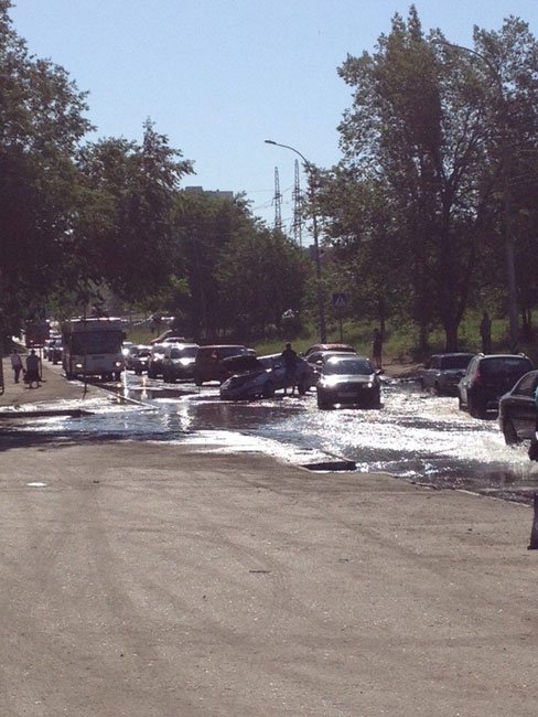 На Антонова «ВАЗ» провалился в дорожную яму