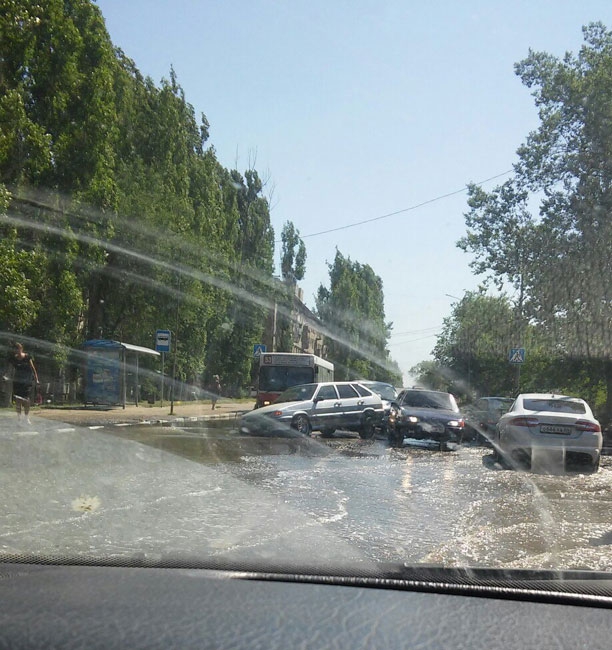 На Антонова «ВАЗ» провалился в дорожную яму