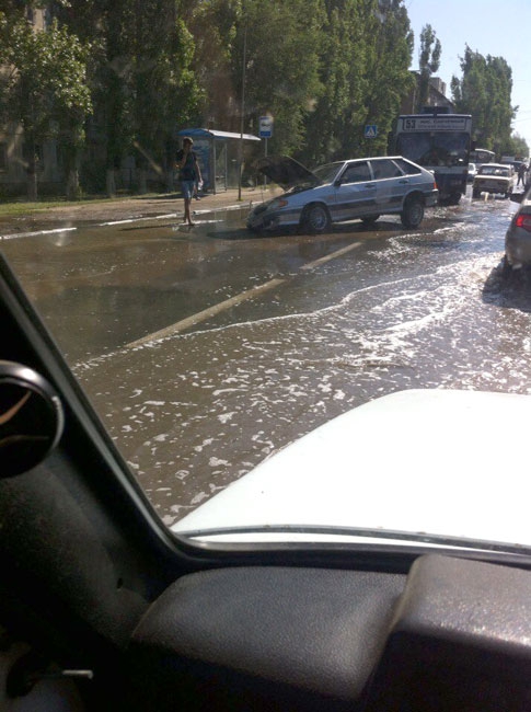 На Антонова «ВАЗ» провалился в дорожную яму