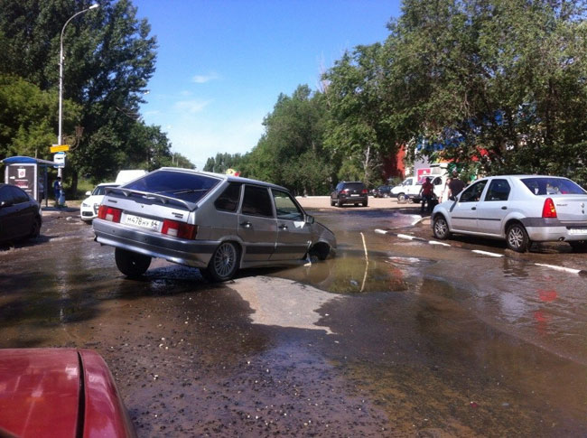На Антонова «ВАЗ» провалился в дорожную яму