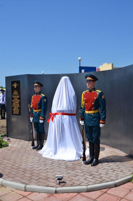 В Юбилейном открыли памятник Герою России Николаю Исаеву