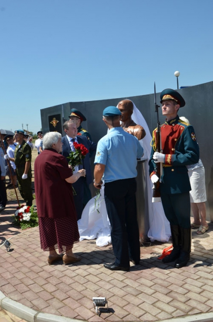 В Юбилейном открыли памятник Герою России Николаю Исаеву