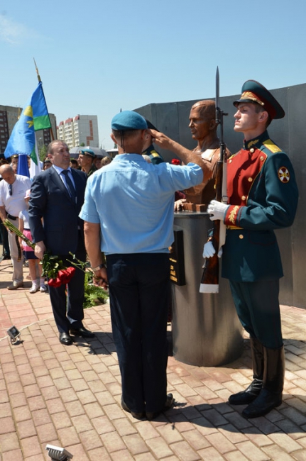 В Юбилейном открыли памятник Герою России Николаю Исаеву