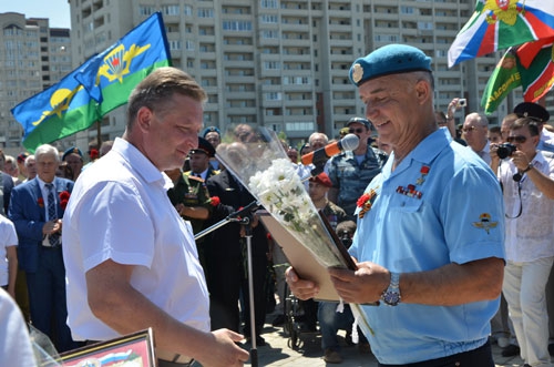 В Юбилейном открыли памятник Герою России Николаю Исаеву