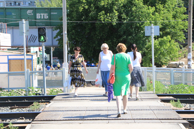 Саратовцы пренебрегают безопасностью при переходе через железную дорогу