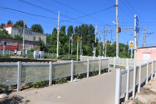 Саратовцы пренебрегают безопасностью при переходе через железную дорогу