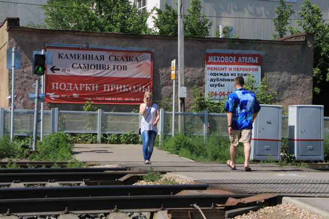 Саратовцы пренебрегают безопасностью при переходе через железную дорогу