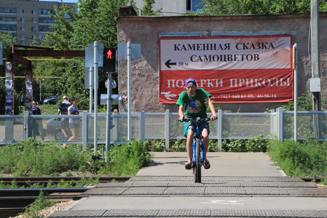 Саратовцы пренебрегают безопасностью при переходе через железную дорогу
