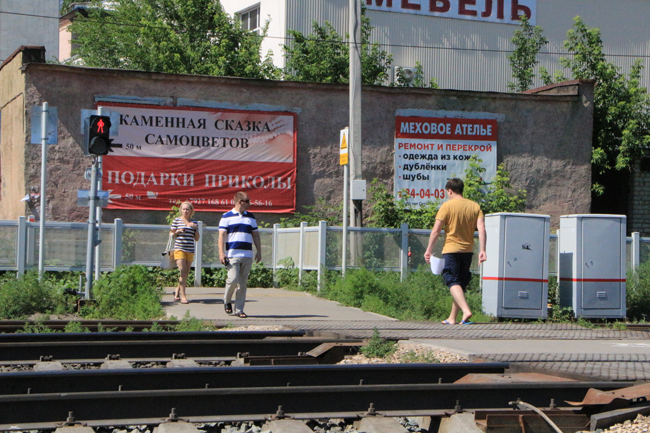 Саратовцы пренебрегают безопасностью при переходе через железную дорогу