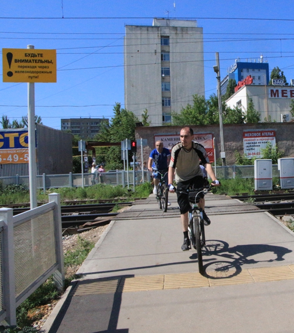 Саратовцы пренебрегают безопасностью при переходе через железную дорогу