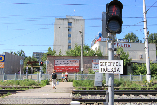 Саратовцы пренебрегают безопасностью при переходе через железную дорогу
