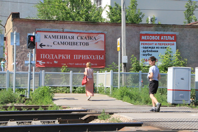 Саратовцы пренебрегают безопасностью при переходе через железную дорогу