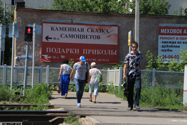 Саратовцы пренебрегают безопасностью при переходе через железную дорогу