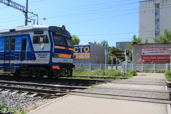 Саратовцы пренебрегают безопасностью при переходе через железную дорогу