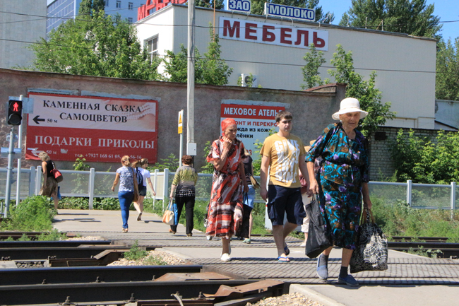 Саратовцы пренебрегают безопасностью при переходе через железную дорогу