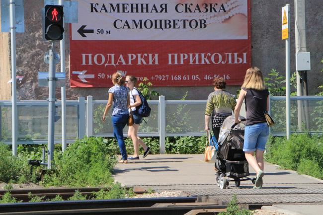 Саратовцы пренебрегают безопасностью при переходе через железную дорогу