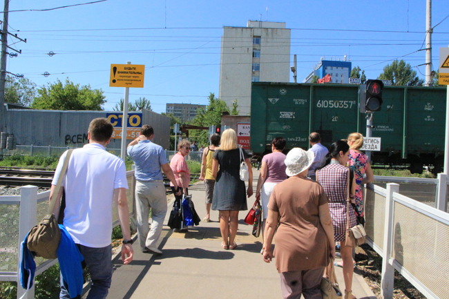 Саратовцы пренебрегают безопасностью при переходе через железную дорогу