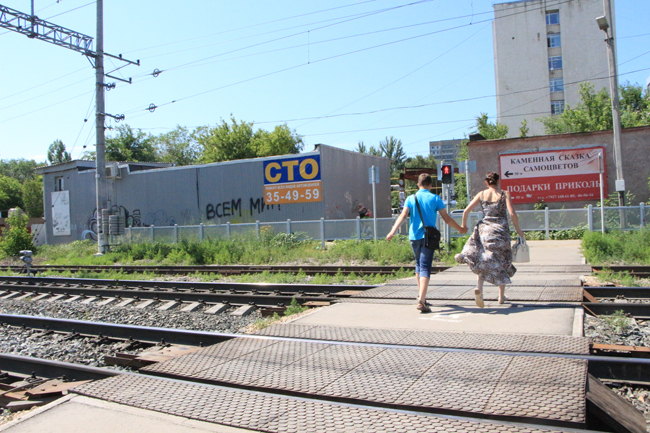 Саратовцы пренебрегают безопасностью при переходе через железную дорогу