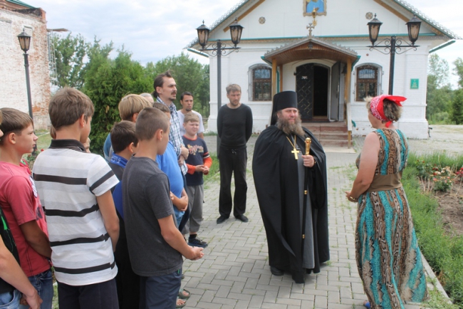 Дети из патриотического клуба помогли привести в порядок храм