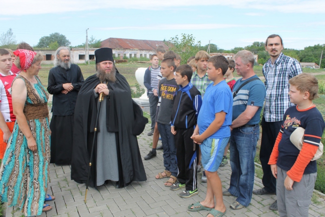 Дети из патриотического клуба помогли привести в порядок храм