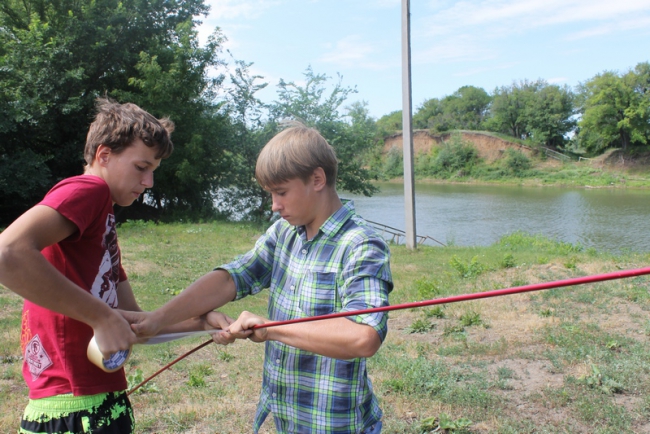 Дети из патриотического клуба помогли привести в порядок храм
