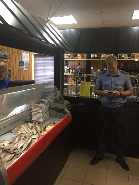 В баре ночью торговали алкоголем на вынос