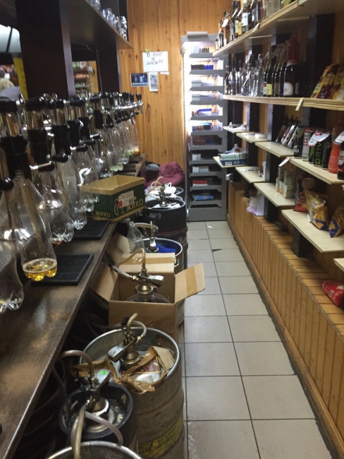 В баре ночью торговали алкоголем на вынос