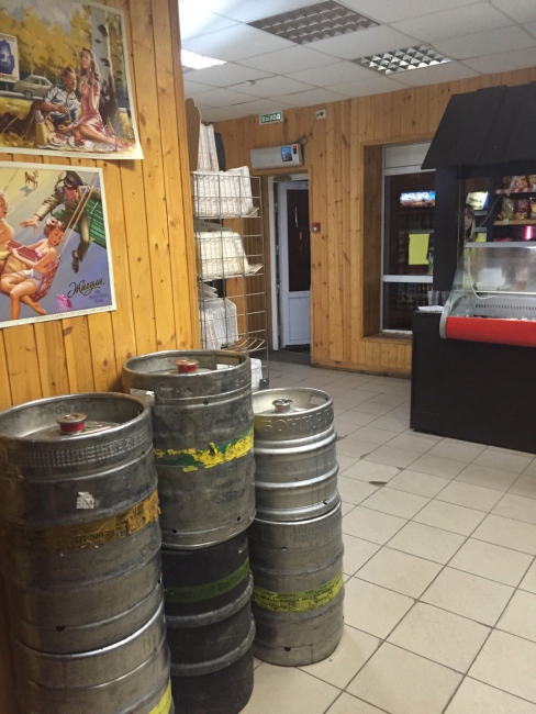 В баре ночью торговали алкоголем на вынос