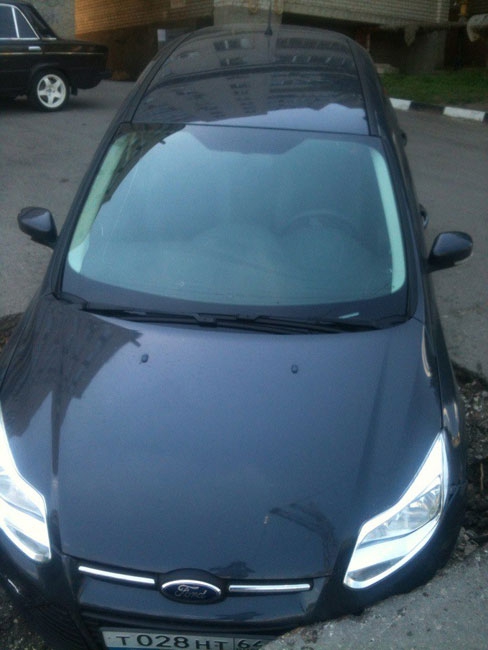 На Ипподромной «Форд» угодил в вырытую дорожниками яму