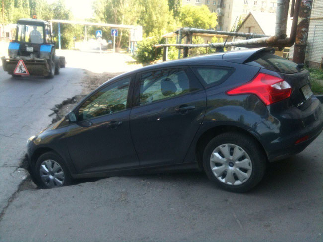 На Ипподромной «Форд» угодил в вырытую дорожниками яму