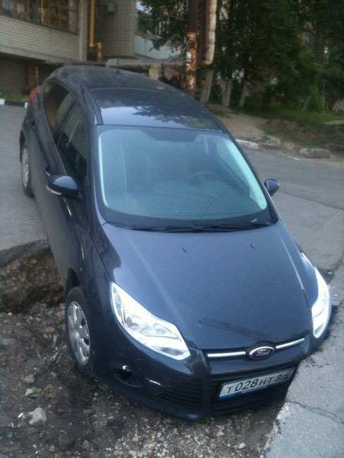 На Ипподромной «Форд» угодил в вырытую дорожниками яму