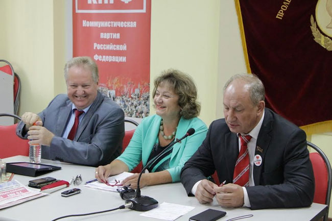 КПРФ предложила на флаге коррупции поместить портрет Сердюкова