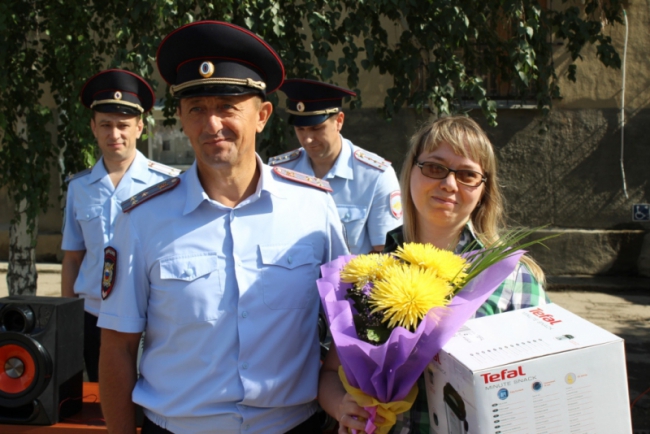Полицейские сделали подарок задержавшей грабителя женщине