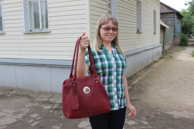 Полицейские сделали подарок задержавшей грабителя женщине