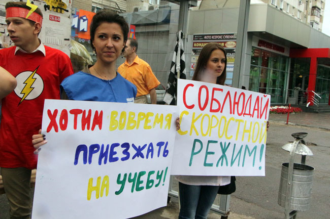 Улитка, черепаха и Флеш устроили гонки с саратовскими автобусами