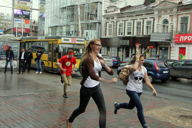 Улитка, черепаха и Флеш устроили гонки с саратовскими автобусами