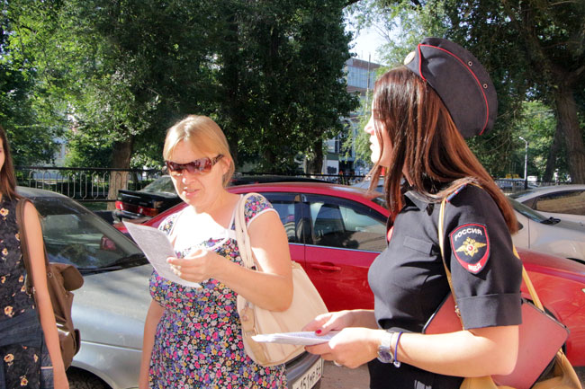 Саратовцам раздавали листовки с описанием способов мошенничества